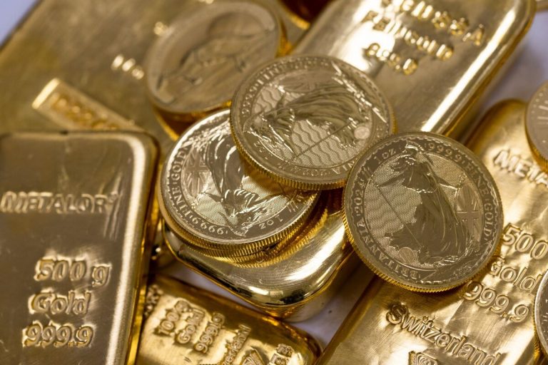 Gold Holds Decline After Fed Officials Express Inflation Concern