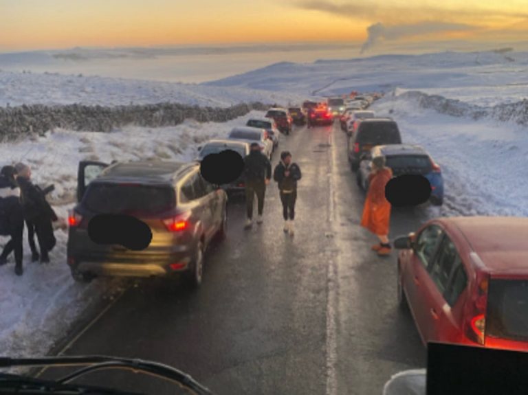 Gritters stopped by 200 cars double parked in popular Peak District spot