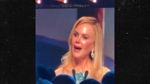 Nicole Kidman Tears Up Over Her Late Mom During Acceptance Speech, Video