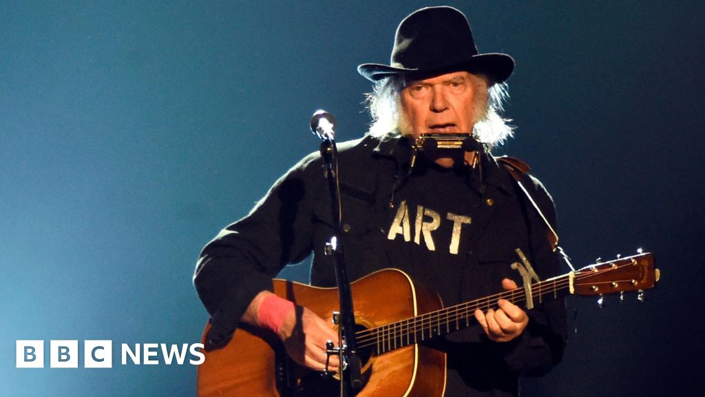 Neil Young reverses Glastonbury Festival 'boycott'