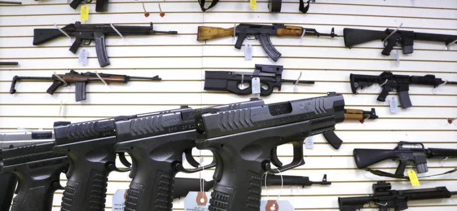 Appeals court strikes down federal ban on gun sales to under-21 buyers