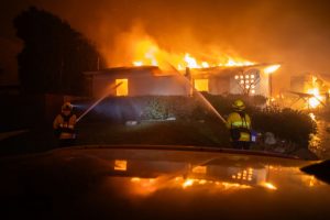 Apu Gomes_Getty Images_firefightersbattleCAwildfires-2