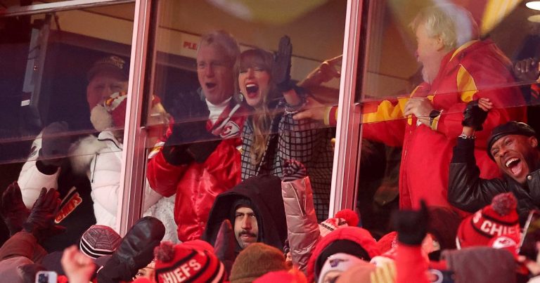 Taylor Swift Celebrates Travis Kelce Touchdown in Chiefs Playoff Game