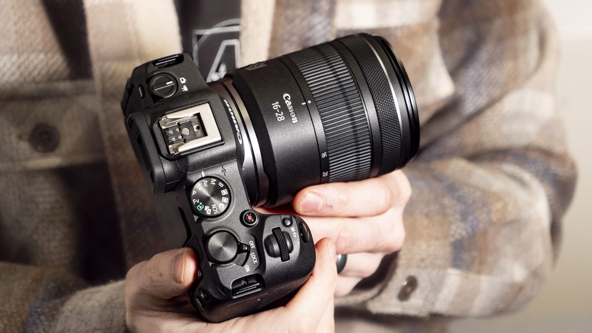 Canon RF 16-28mm F2.8 IS STM lens in the hand