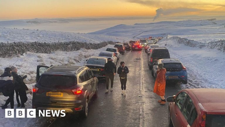 Peak District gritters unable to work in Edale due to double parked cars