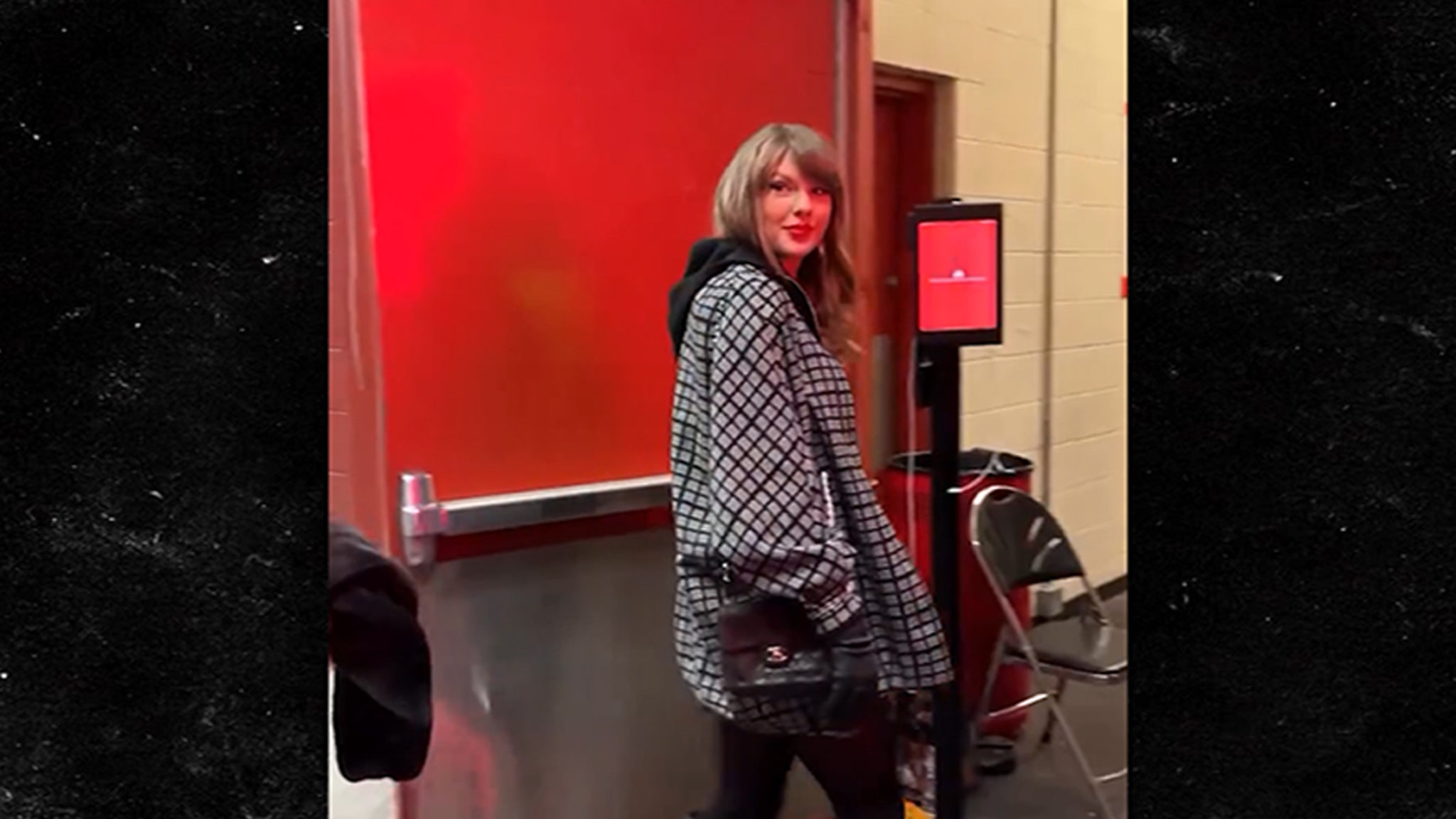 Taylor Swift Braves the Cold While Arriving to Chiefs Playoff Game