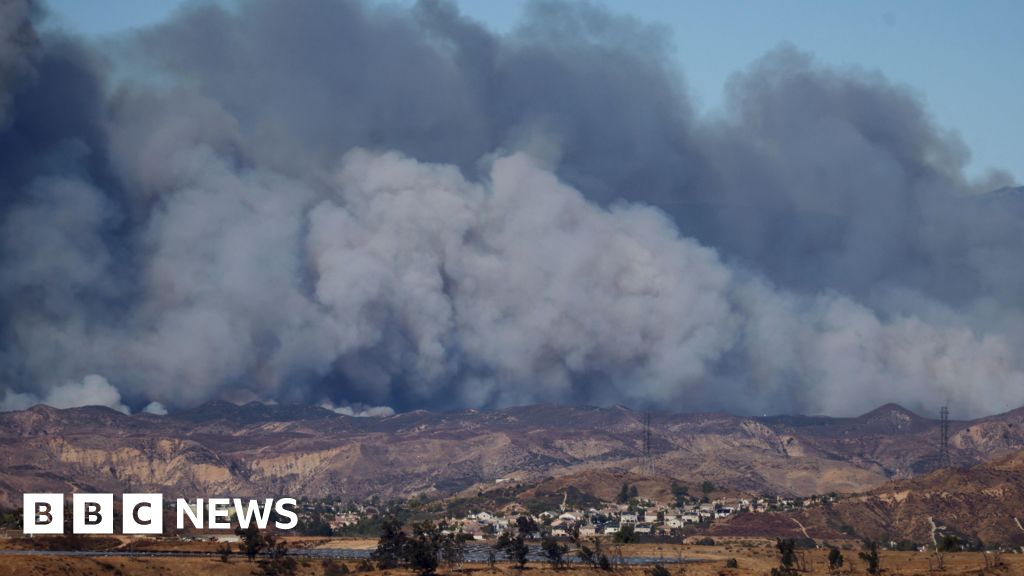 New fast-growing blaze erupts near Los Angeles