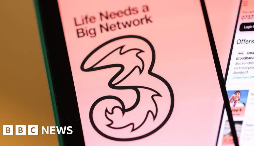 Three mobile customers tell BBC outage preventing 999 calls