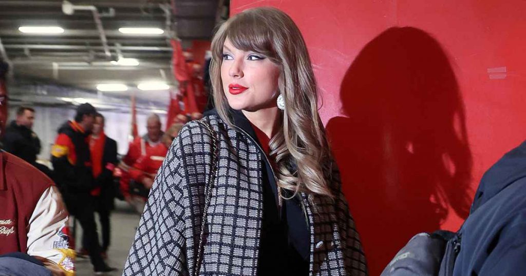 Taylor Swift Attends Travis Kelce’s Chiefs vs. Texans Playoff Game