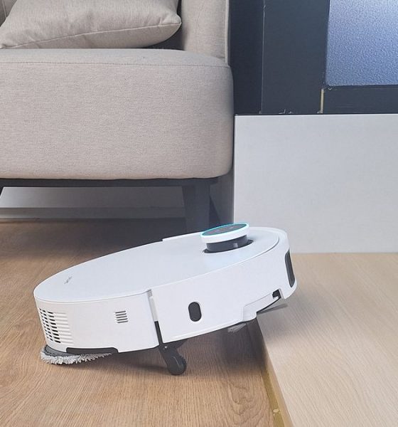 Dreame X50 Ultra Complete robot vacuum lifting up as it approaches a step