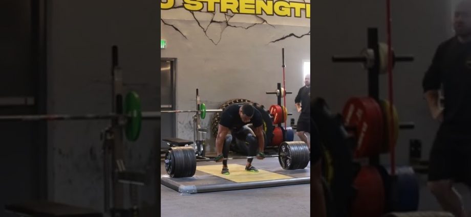 MAJOR PR! LARRY WHEELS DEADLIFTS 930 LBS FOR 3 REPS!