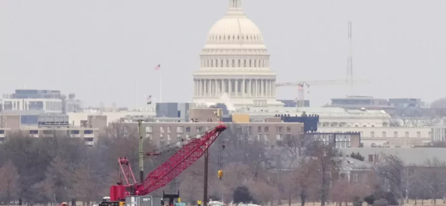 American Airlines plane extraction from Potomac begins