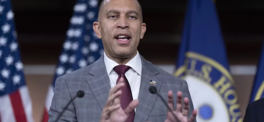 Jeffries deflects when asked if he’s national Democrats’ leader