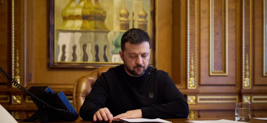 Military to introduce &apos;special contracts&apos; to motivate younger volunteer fighters, Zelensky says