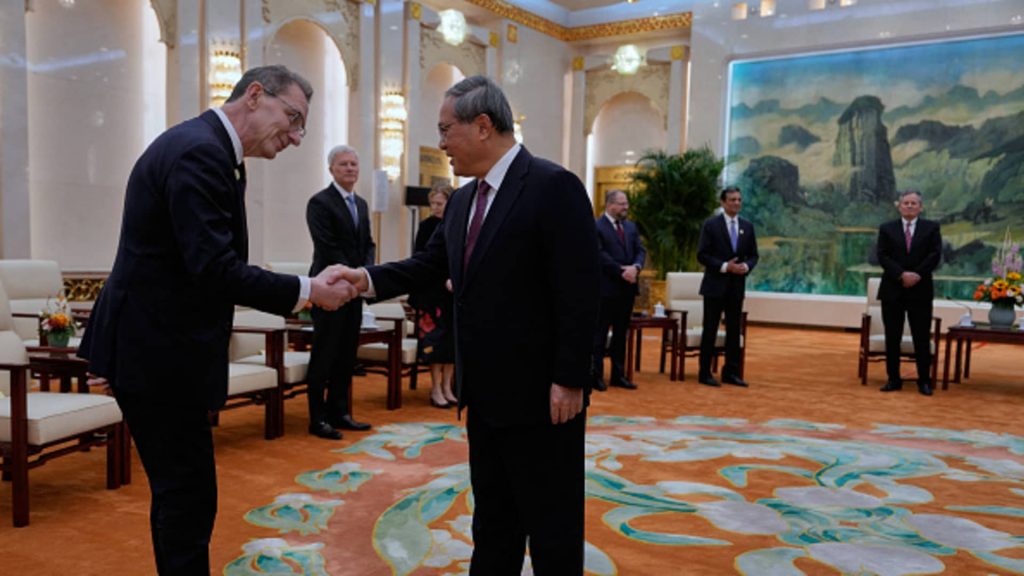 Pro-Trump senator meets Chinese Premier Li with U.S. executives