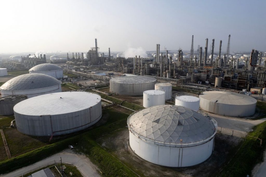 Oil Gains as Industry Report Points to Big Drop in US Stockpiles