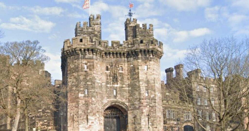 5 castles and ruins you can visit or see near Bolton