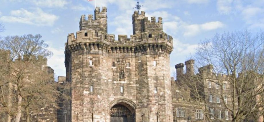 5 castles and ruins you can visit or see near Bolton