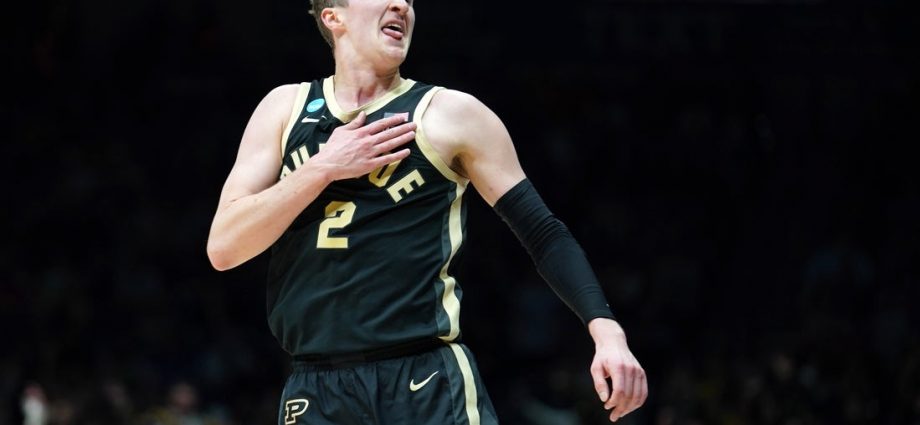 Top seed Houston sinks Purdue with last-second layup