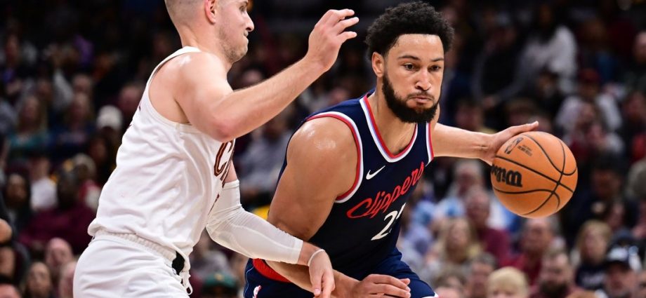 Clippers try to keep pace in playoff race, visit Magic
