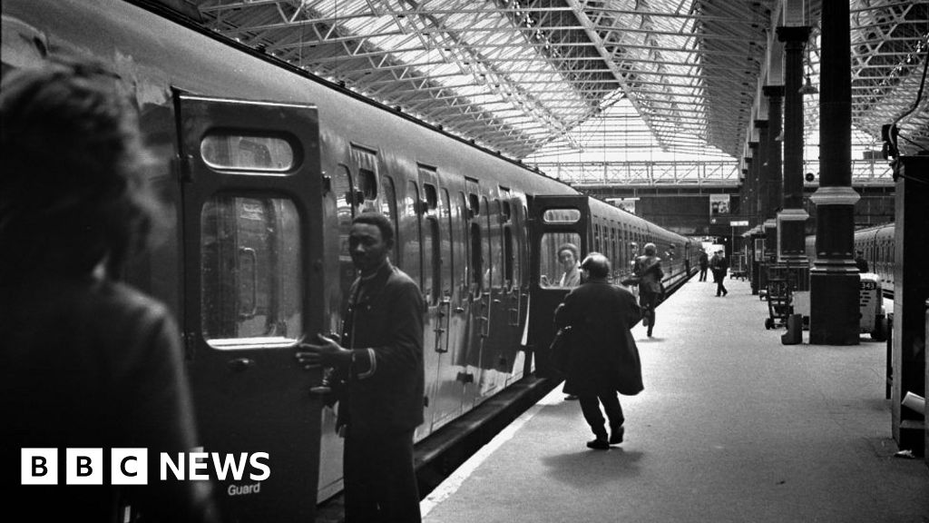 Photos show London Victoria railway station in 1973