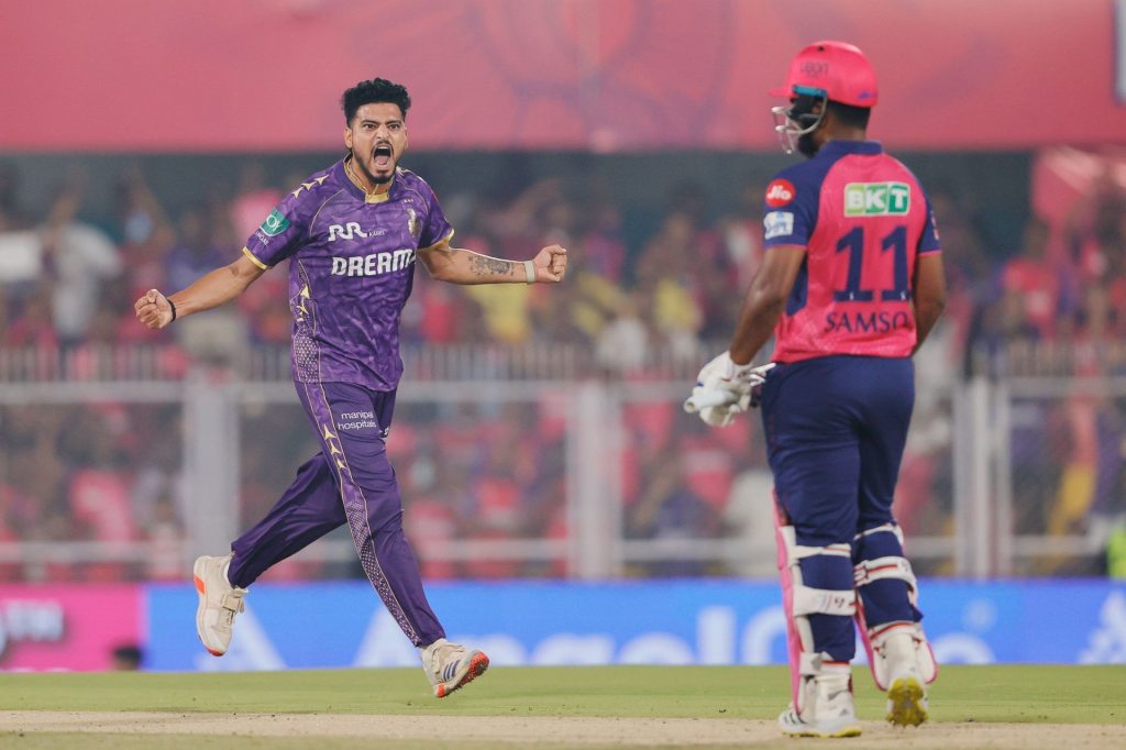 Vaibhav Arora celebrating Sanju Samson