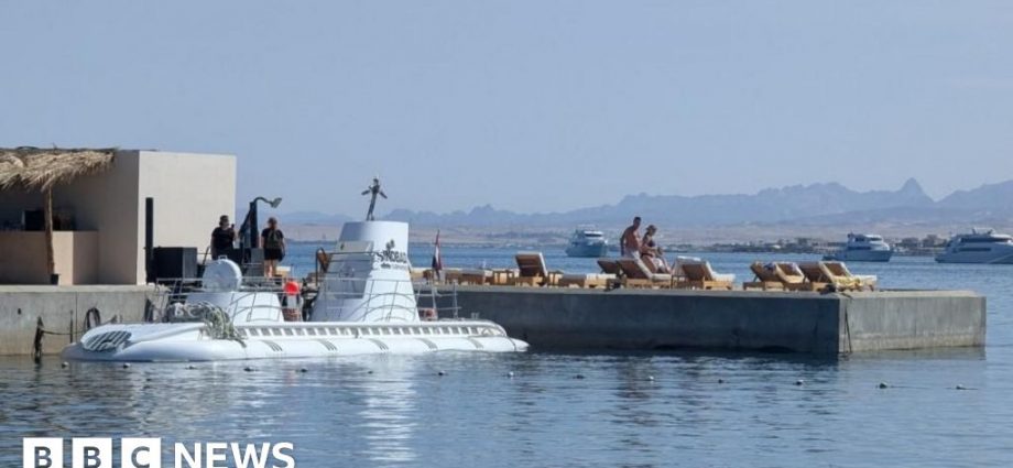 Crew questioned after six tourists killed