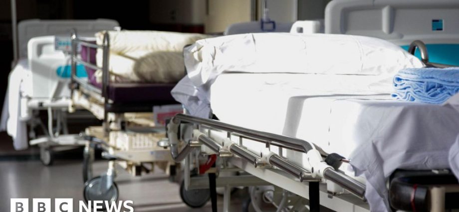 Norovirus outbreak sees visitors banned from hospitals