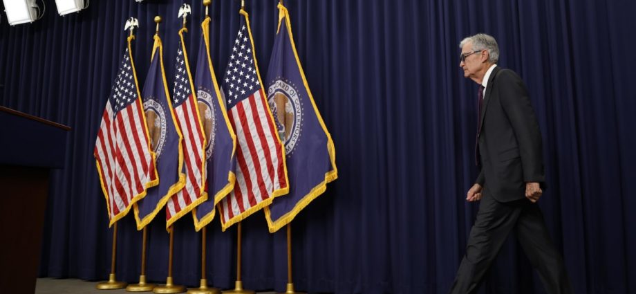 Fed Dims Economic Outlook, Citing Uncertainty Over Tariffs