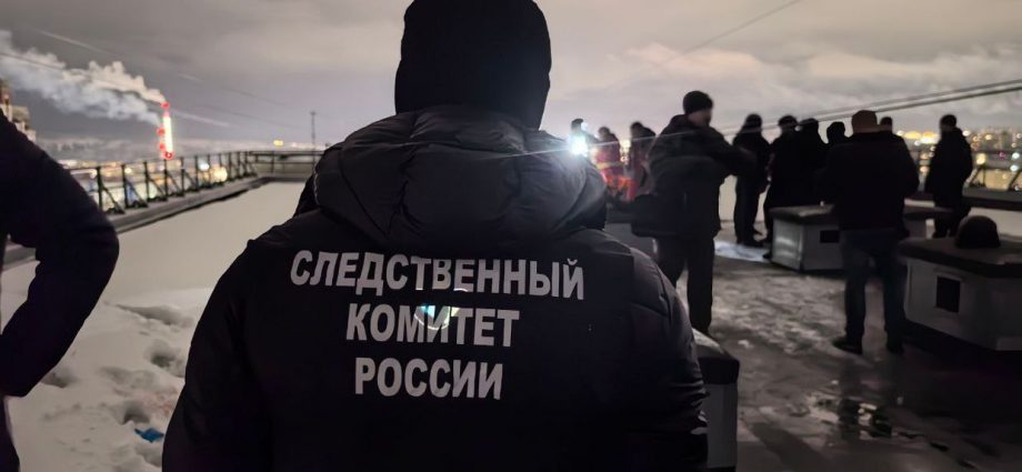 Shooter opens fire on police in Russia's Murmansk