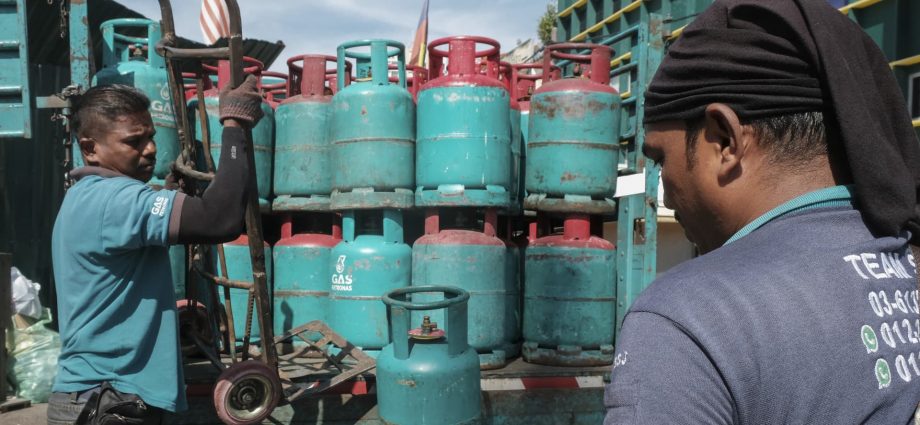 Huge fire at Petronas gas pipeline in Malaysia injures 33