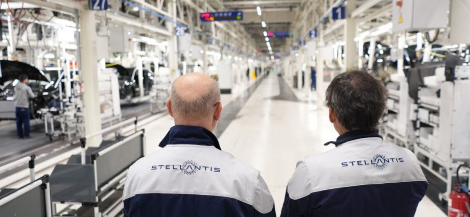 Stellantis in Talks for CLN Plants as Supplier Seeks Debt Cut