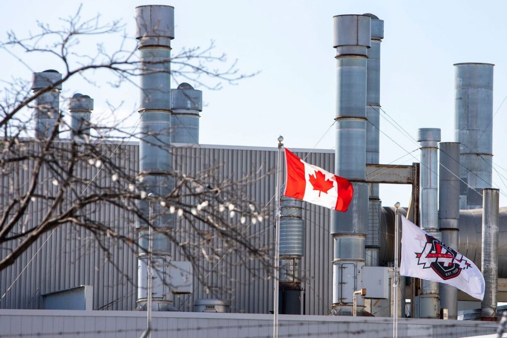 Jeep Owner Pauses Canada, Mexico Plants in Early Tariff Fallout