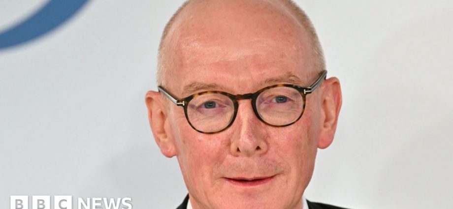 Ministers to review hundreds of public bodies in quango audit