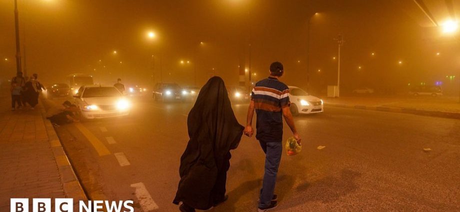 Iraq sandstorm leaves 1,800 with breathing problems