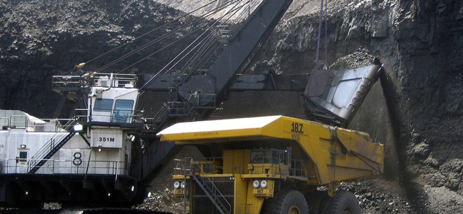 Trump signs executive order boosting coal industry