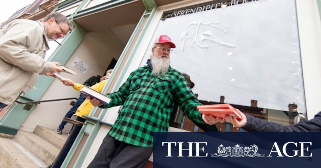 Small town forms human chain to deliver thousands of books, one by one, to new home