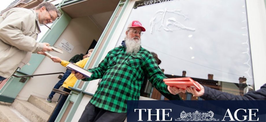 Small town forms human chain to deliver thousands of books, one by one, to new home