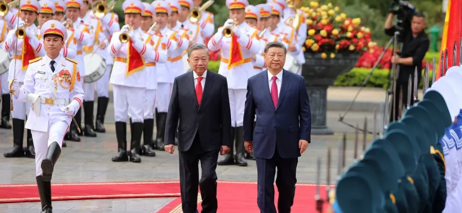 Xi Jinping warns tariff war has 'no winner' as he courts Vietnam