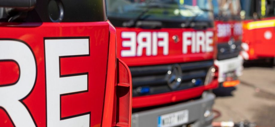 One person hospitalised after being rescued from blaze in block of flats – South London News