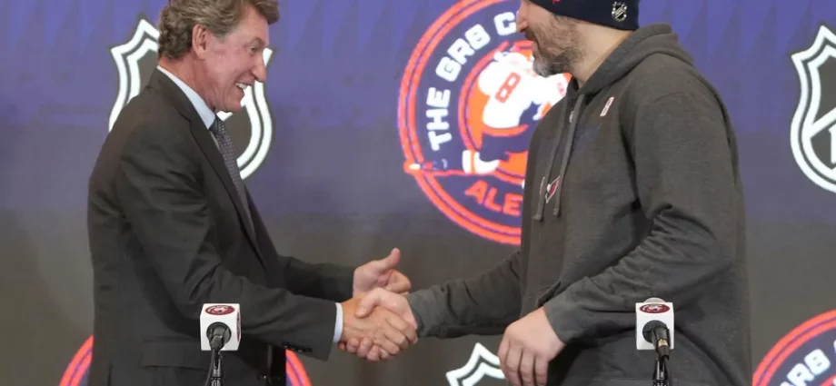 Alex Ovechkin and Wayne Gretzky are tied at 894 goals