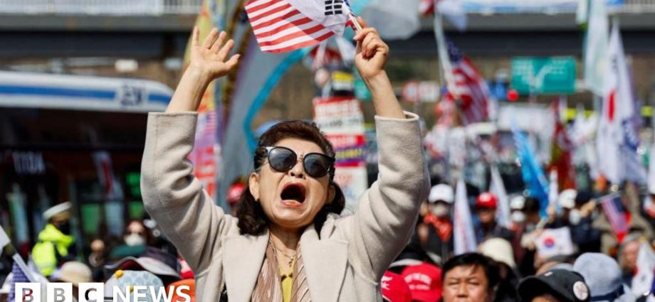 Cheers and boos as SK president's impeachment upheld by court