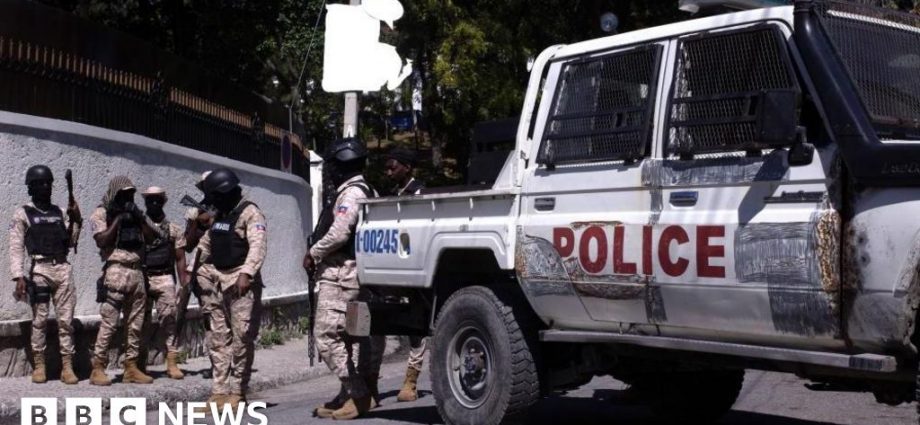 Haiti gangs storm town of Mirebalais and release 500 prisoners