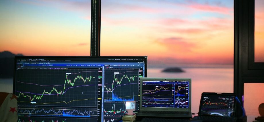 S&P 500 More Volatile Than Bitcoin as U.S. Assets Lose Investor Favor