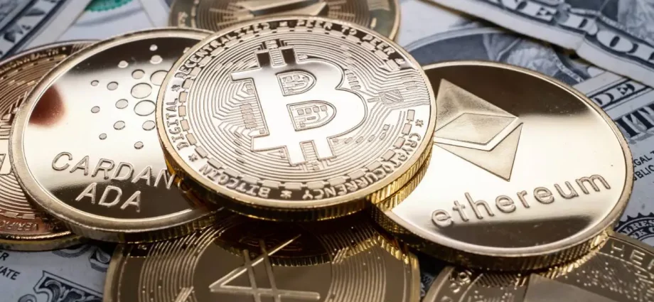 Bitcoin Drops 7% as Wall Street Futures Slide Before Monday’s Open