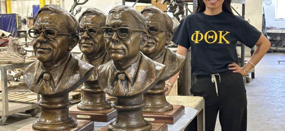 Buffett’s ‘Woodstock for Capitalists’ Draws Admirers From Around the Globe