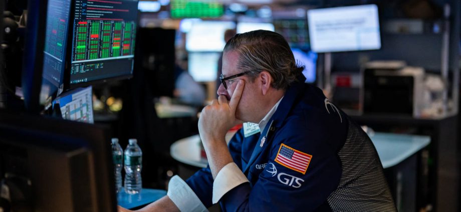 U.S. Stocks Edge Lower While Investors Wait for Signs on Tariff Talks