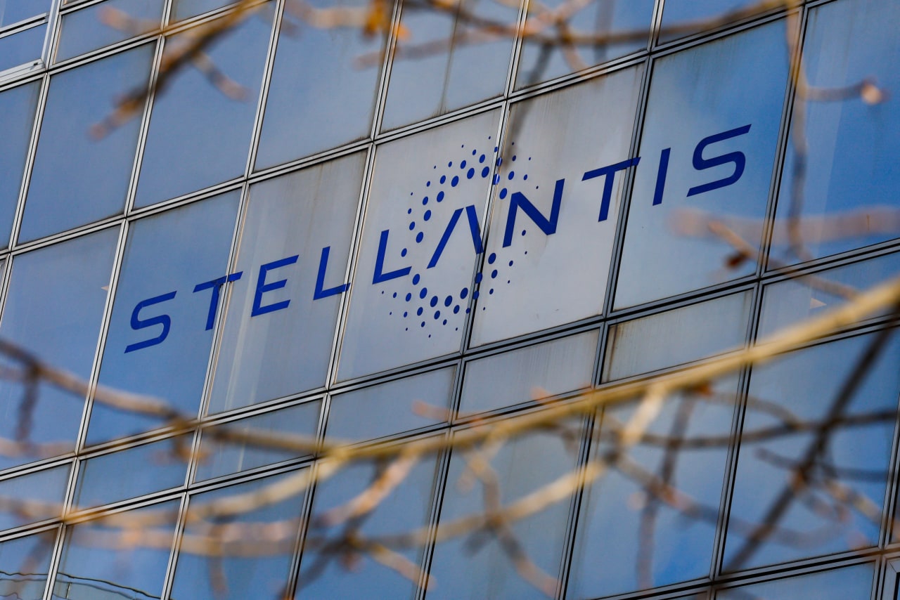 Chrysler-Owner Stellantis Hopes for Eventual Gains from Tariffs, but Investors Disagree