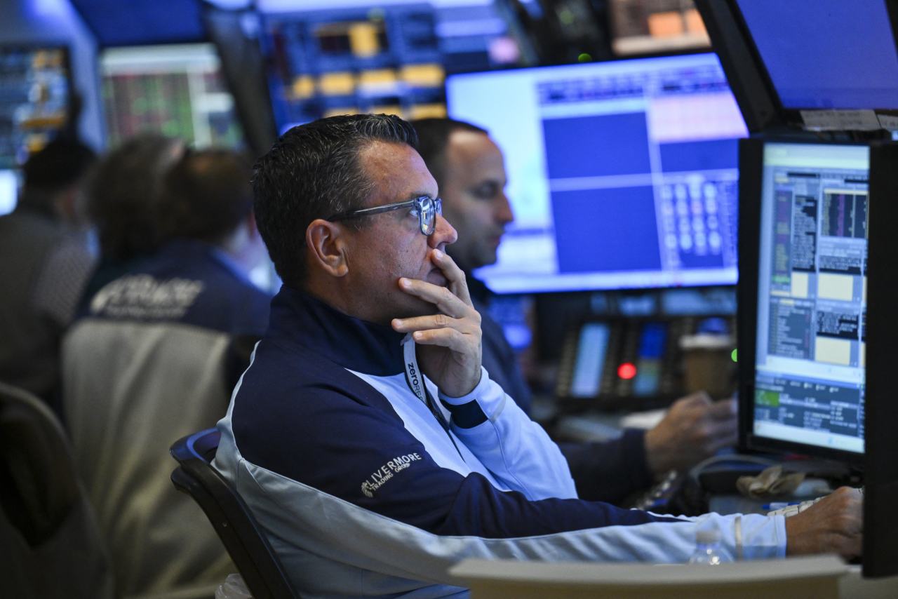 Dow and S&P 500 End Tumultuous April With Seventh-Straight Daily Gain