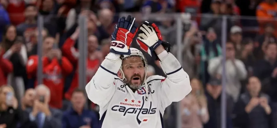 Alex Ovechkin breaks Wayne Gretzky’s NHL career goals record by scoring his 895th
